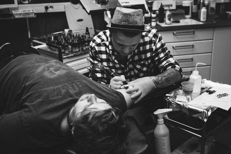 Tatuator w czasie pracy