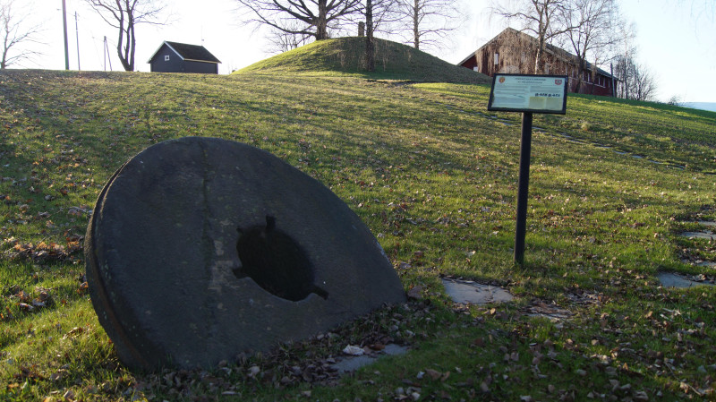 Z okazji 950-lecia śmierci świętego, w roku 1993 obok źródła ułożono kamień młyński symbolizujący jego śmierć.