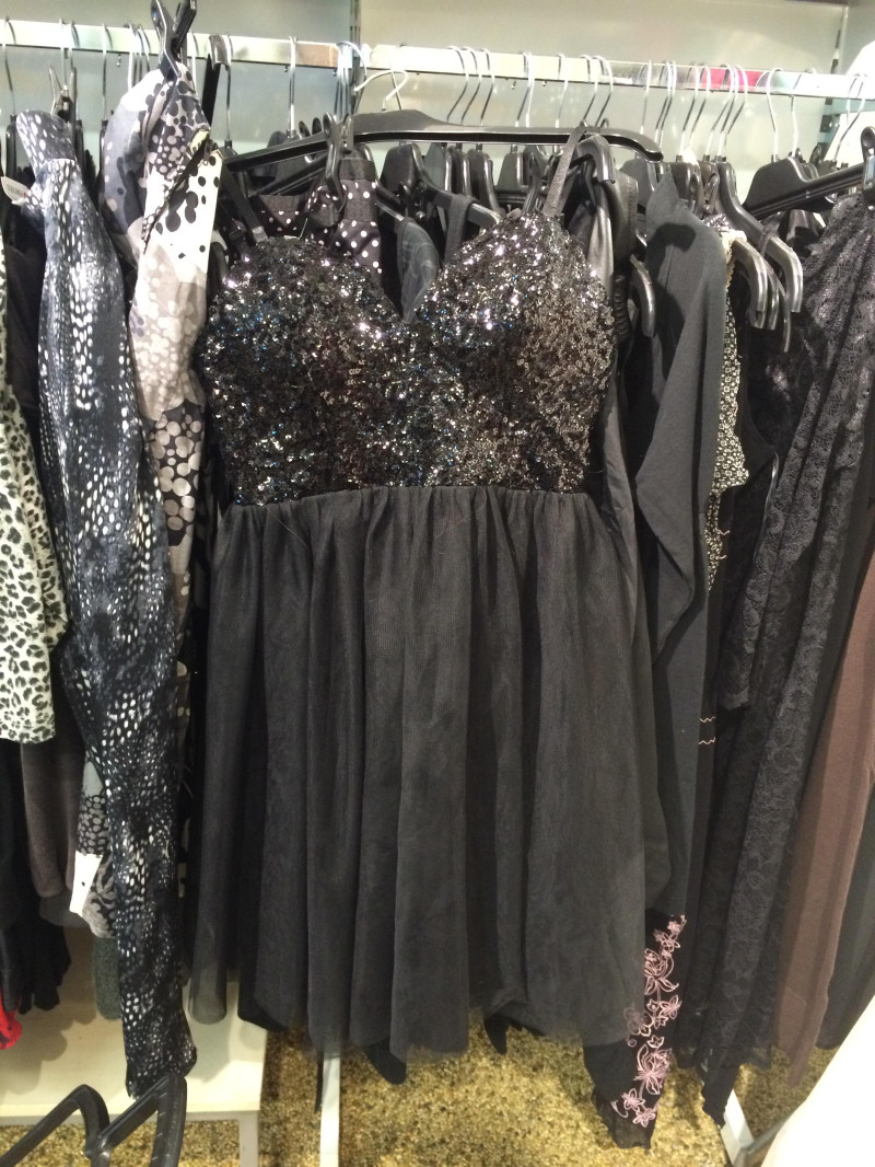 W sklepach można upolować rzeczy na każdą okazję. Na zdjęciu: sukienka np. na imprezę.