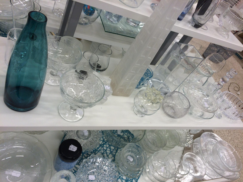 W sklepach można znaleźć duży wybór szkła i kryształów.