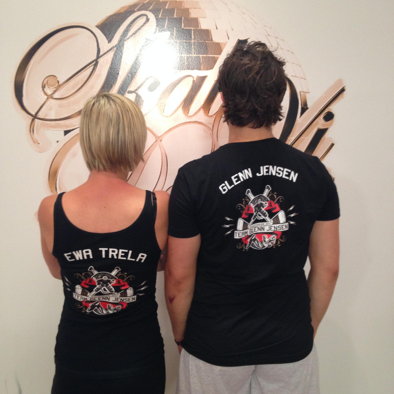 Ewa i Glenn w specjalnie przez Ewę zaprojektowanych koszulkach z logo 