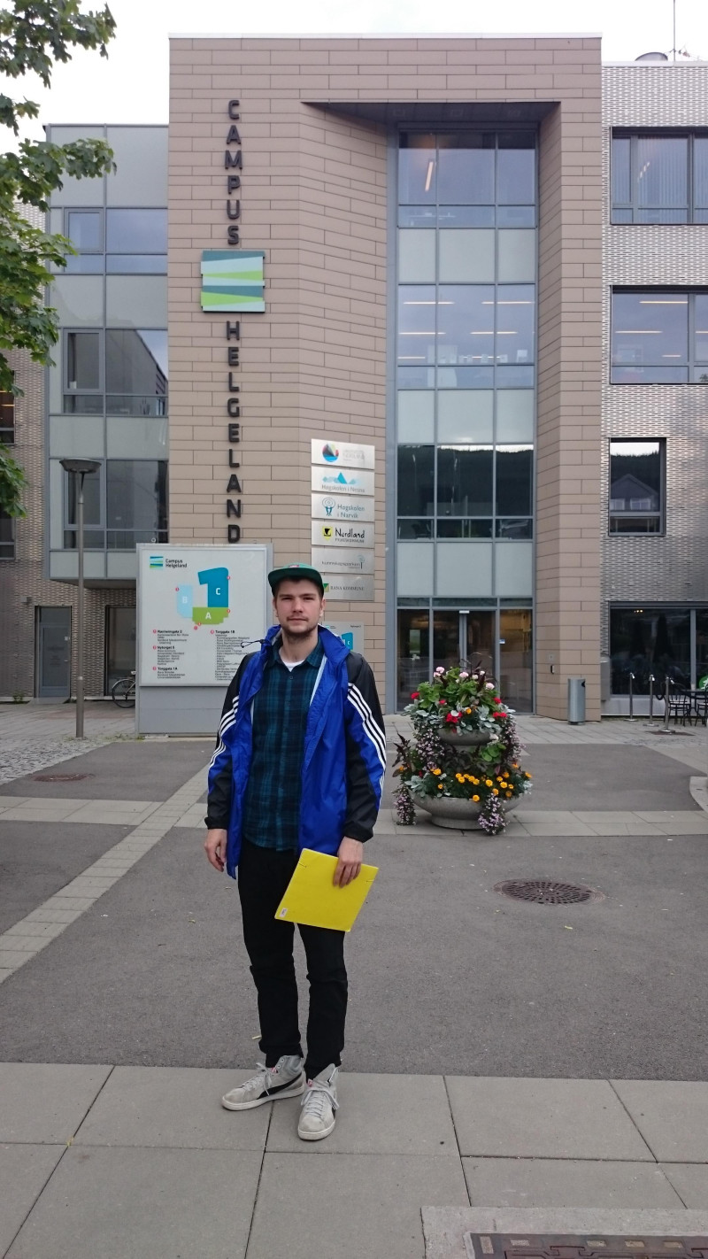Student Krzysztof Komorowski, przed budynkiem uczelni.