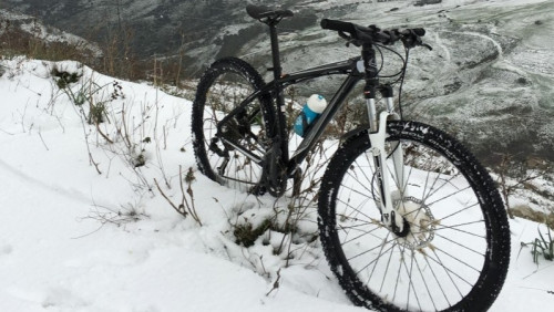 Rowerem nie tylko w ładną pogodę. Zimowy rowerzysta nie boi się lodu i śniegu 