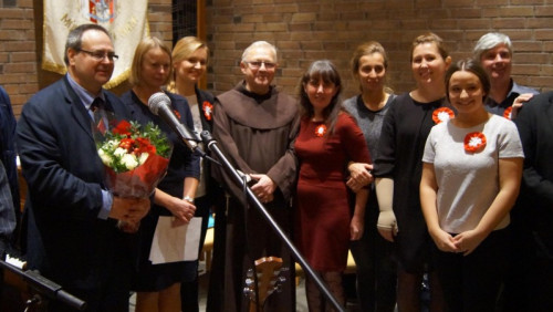  „Próbujemy zrobić coś pożytecznego”: chór parafialny śpiewał polskie pieśni patriotyczne