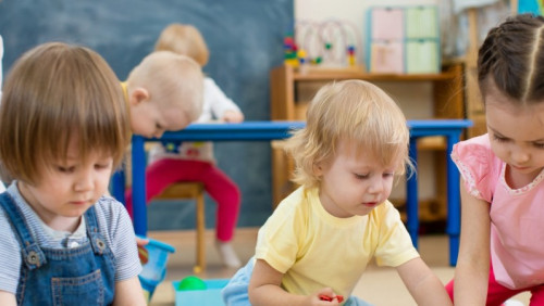 Rząd i rodzice mówią jednym głosem: wolą miejsce w przedszkolu zamiast zasiłku na dziecko