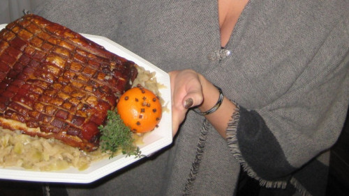 Stół wigilijny po norwesku: pieczone żeberka, ryba mydlana i mięso na gałązkach 