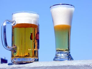 Hej, kufle w dłoń, czyli szklanki, które zmniejszają spożycie piwa  