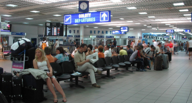 Norweg zatrzymany w Katowicach. Pijany 31-latek zaatakował funkcjonariusza na lotnisku