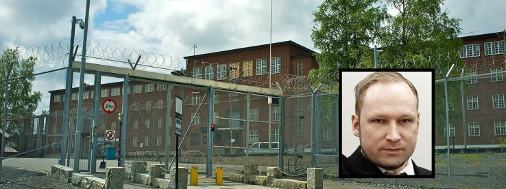 Stróże więzienni są  wykończeni pilnowaniem Breivika