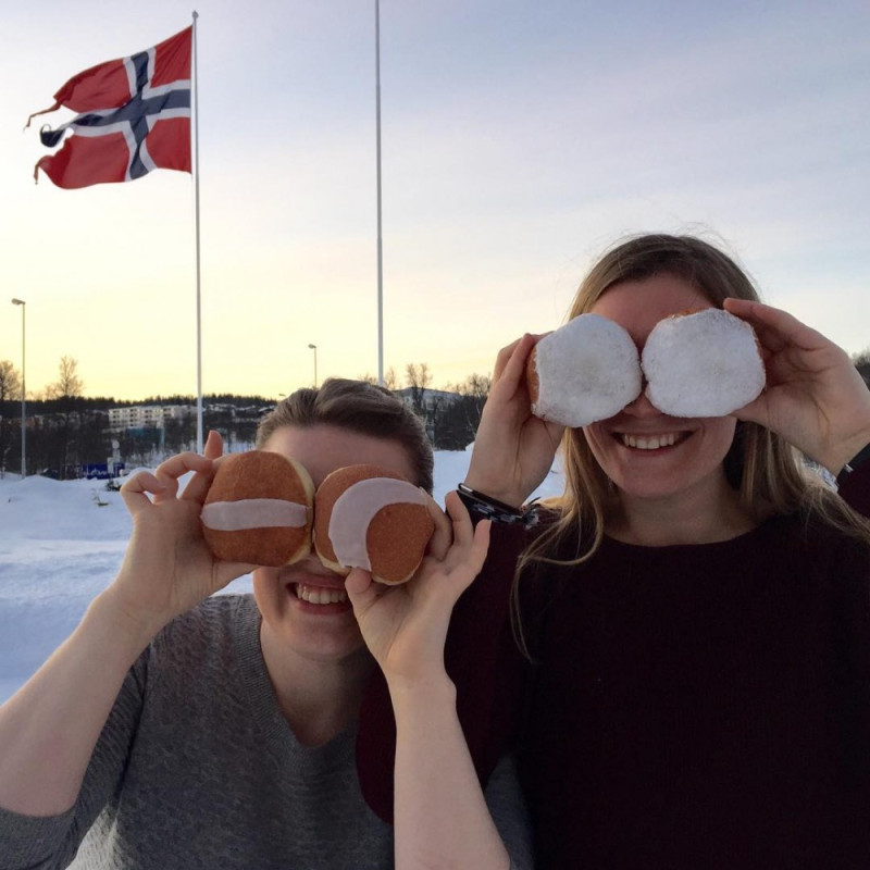 Mieszkanki Tromsø cieszą się z pierwszych promieni słońca.