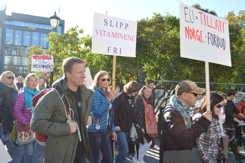 Demonstracja przeciwko nowej ustawie w sprawie zakazu importu leków, Oslo, 17.10.2015. Czy ruch społeczny AksjonFrittHelsevalg walczący o zmianę tej ustawy osiągnie sukces?