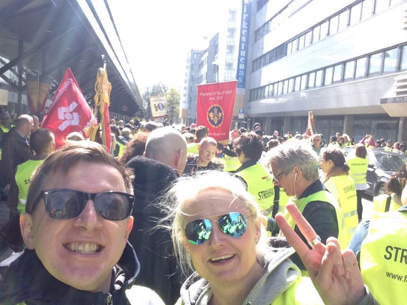 Przemek i Agnieszka wspierają strajkujących przed hotelem Radisson Scandinavia w Oslo podczas strajku branży hotelarskiej i gastronomicznej, który trwa już trzeci tydzień.
