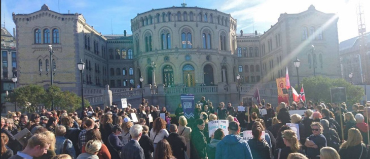 Protest w Oslo "Nie dla zakazu aborcji w Polsce - nie składamy parasolek!"