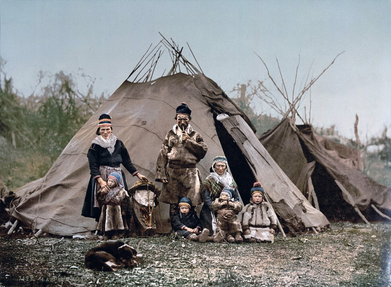 Saamowie to ludzie, którzy zawsze żyli zgodnie ze swoimi tradycjami i nie poddali się całkowicie przymusowej asymilacji z Norwegami. Zdjęcie przedstawia saamską rodzinę z początku XX wieku.