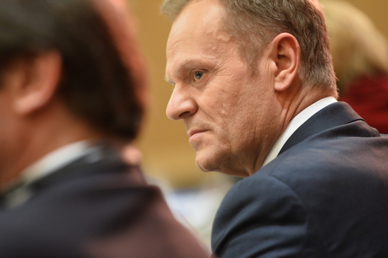 Aftenposten zwróciło uwagę, że bojkot lex Tusk ogłosiły nie tylko Platforma Obywatelska, ale także pozostałe ugrupowania parlamentarne.