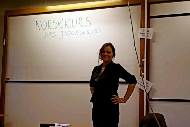Magda z czasem założyła własną szkołę językową, gdzie uczy polskiego i norweskiego oraz zajmuje się tłumaczeniami.