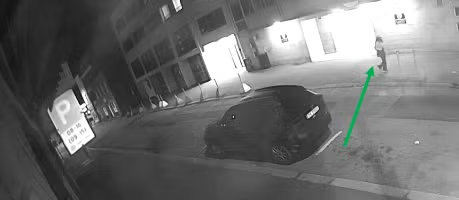 Pieszy był widoczny w tej okolicy około 7 minut przed Hubertem. Osobę wskazano zieloną strzałką.