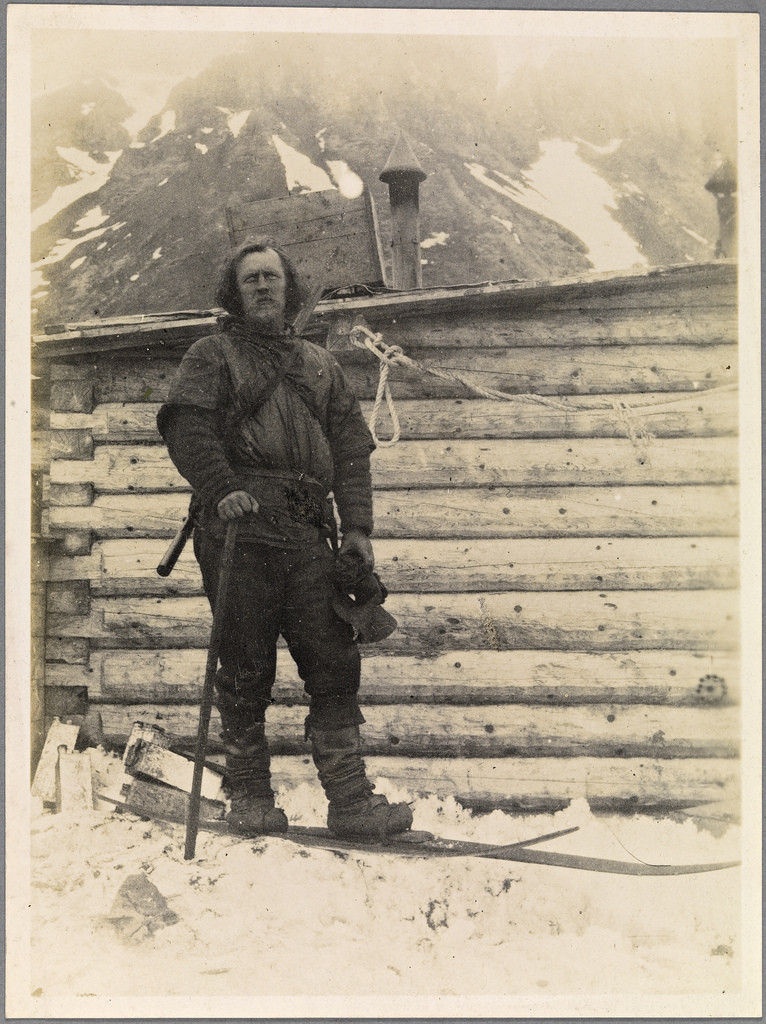 Fridtjof Nansen na nartach w Rosji, na Ziemi Franciszka Józefa w 1896 roku.