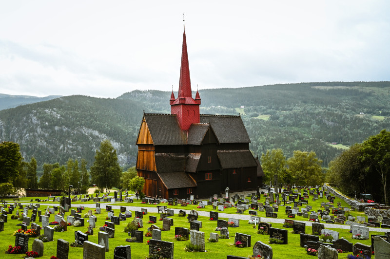 Dawniej nad fiordami było prawdopodobnie blisko dwóch tysięcy kościołów klepkowych, do dzisiaj zachowało się 28.