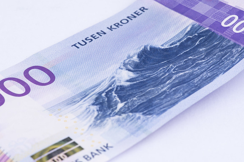Banknot 1000 koron jest utrzymany w fioletowej kolorystyce i widnieje na nim obraz wzburzonego morza.