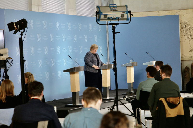 7.04: Premier na konferencji prasowej ogłasza rządowy plan, który wcześniej zaprezentowała w Stortingu.