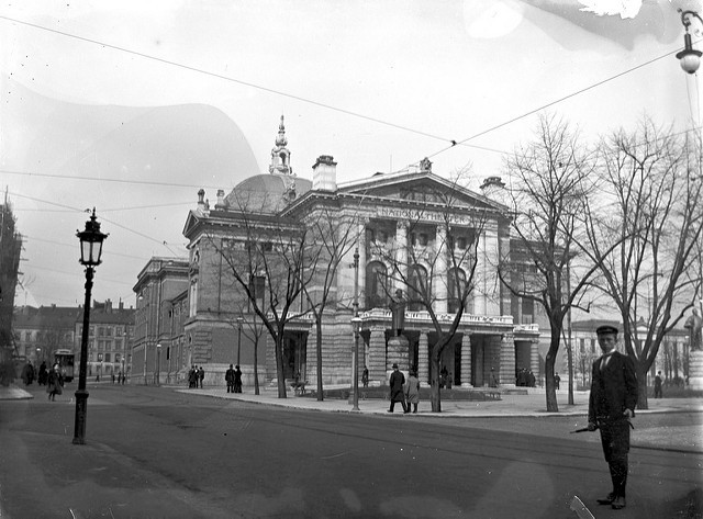 Andreas Moe przed gmachem Teatru Narodowego w Oslo (wtedy jeszcze Kristianii), ok. 1900 r.