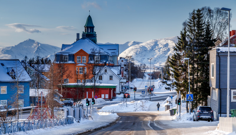 W Tromsø można skorzystać z pomocy doświadczonego przewodnika i lokalnych biur podróży.