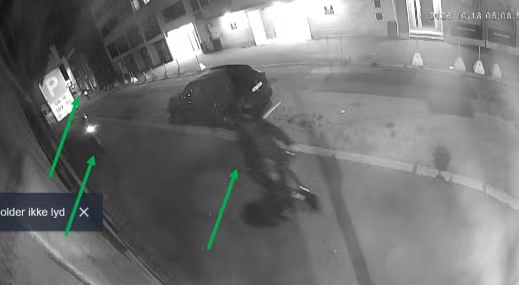 Osoby na hulajnogach i rowerzysta, z którymi policja chce porozmawiać. Zielone strzałki wskazują potencjalnych świadków.