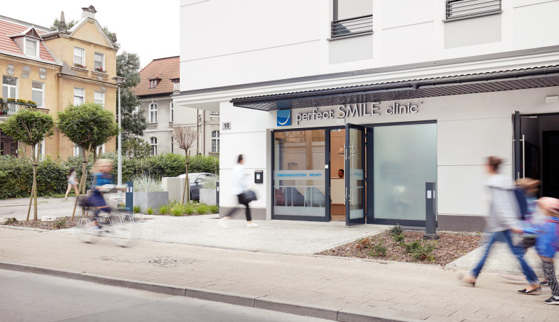 Klinika Perfect Smile w Gdańsku Wrzeszczu przy ul. Konopnickiej 10 jest doskonale skomunikowana z całym Trójmiastem, znajduje się w bezpośrednim sąsiedztwie głównego ciągu komunikacyjnego Gdańska – al. Grunwaldzkiej. 