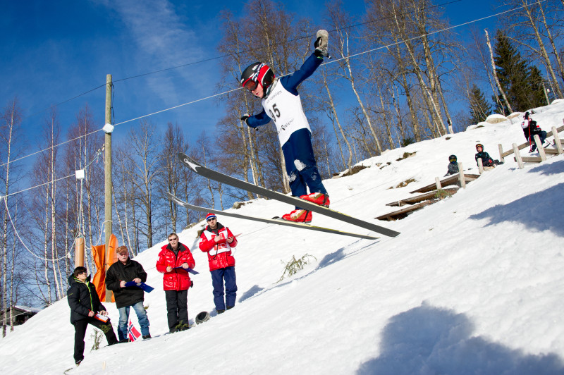 Dzieci w Norwegii mają styczność z nartami od namłodszych lat. Próbują zjazdówek, jazdy na snowboardzie, a także biegówek i skoków. Na zdjęciu Trysil, w którym nie brakuje  hopek i fun parków dla maluchów.