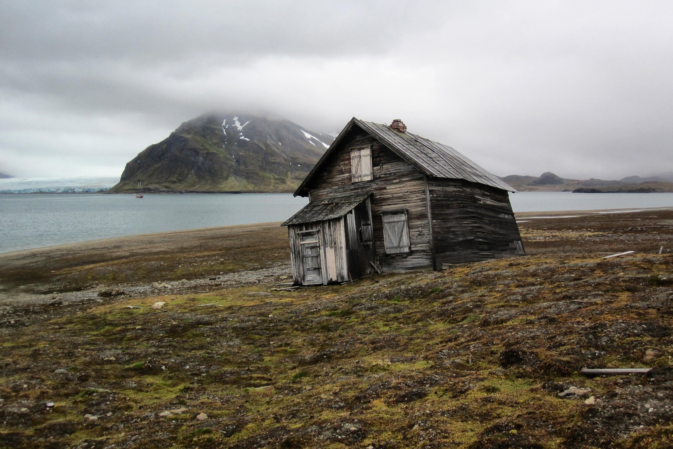 Obecnie tylko Norwegia i Rosja mają stałe osady na Svalbardzie; Longyearbyen i Barentsburg. Na zdjęciu Recherchefjorden.