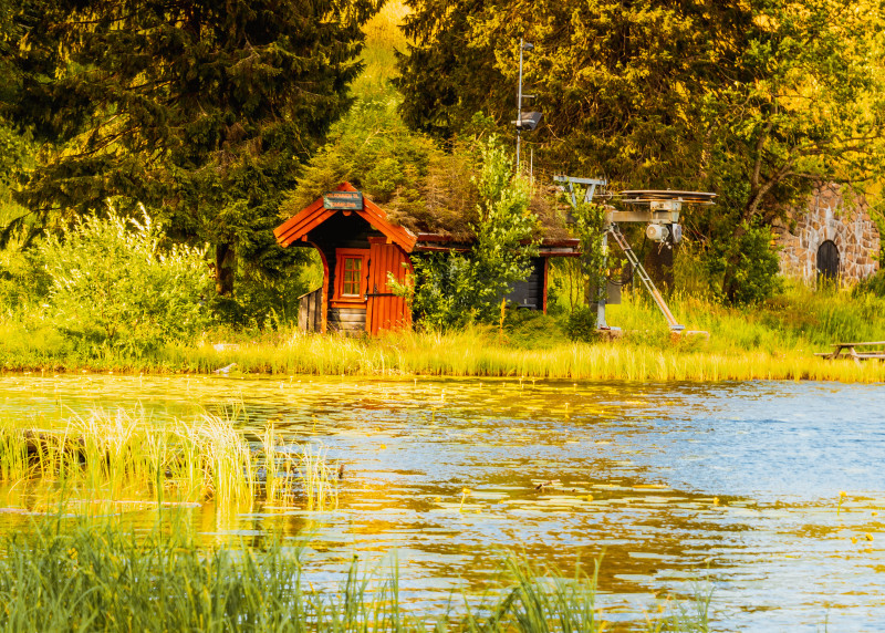Hytty w ciekawy sposób urozmaicają norweski krajobraz.