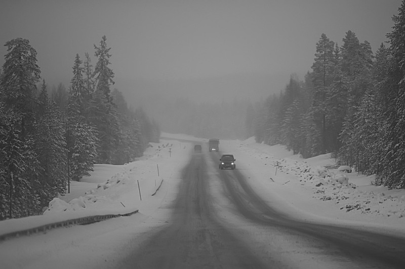Warunki drogowe w górach w Norwegii moga wymagać opon zimowych już w październiku.