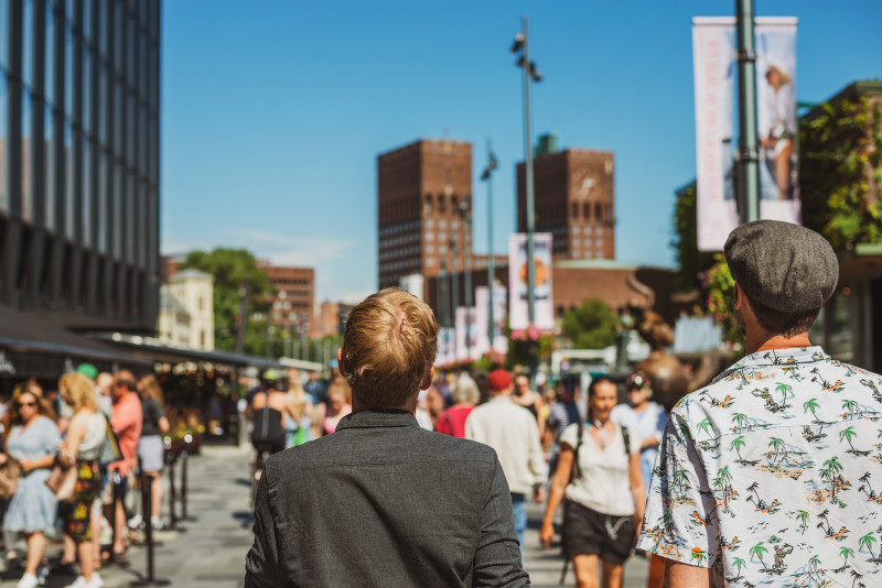 Oprócz niższego zadowolenia z życia mieszkańcy Oslo mają niższą średnią, jeśli chodzi o doświadczanie pozytywnych emocji i są mniej zadowoleni z ilości wolnego czasu, jaką mają do dyspozycji.