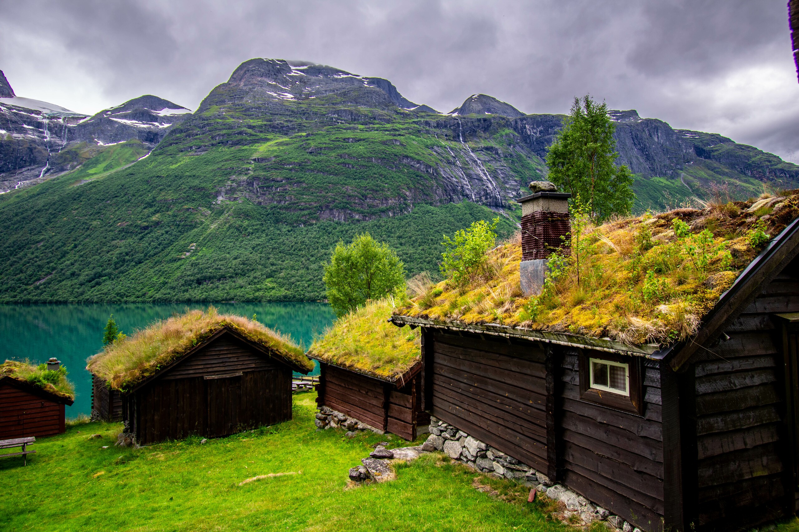 Breng seter, farma nad jeziorem Lovatnet w Norwegii.