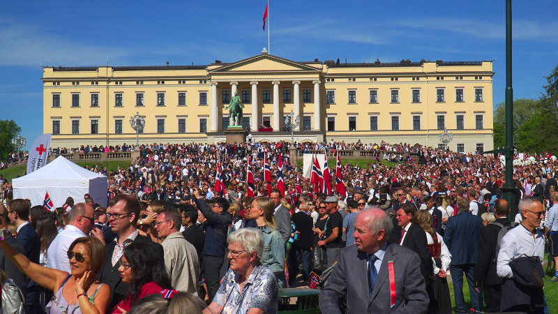 Na Karl Johans gate i przed pałacem królewskim zebrały się prawdziwe tłumy.