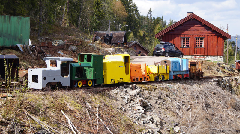 Lokomotywy, które ciągnęły wagoniki w różnych kopalniach norweskich.