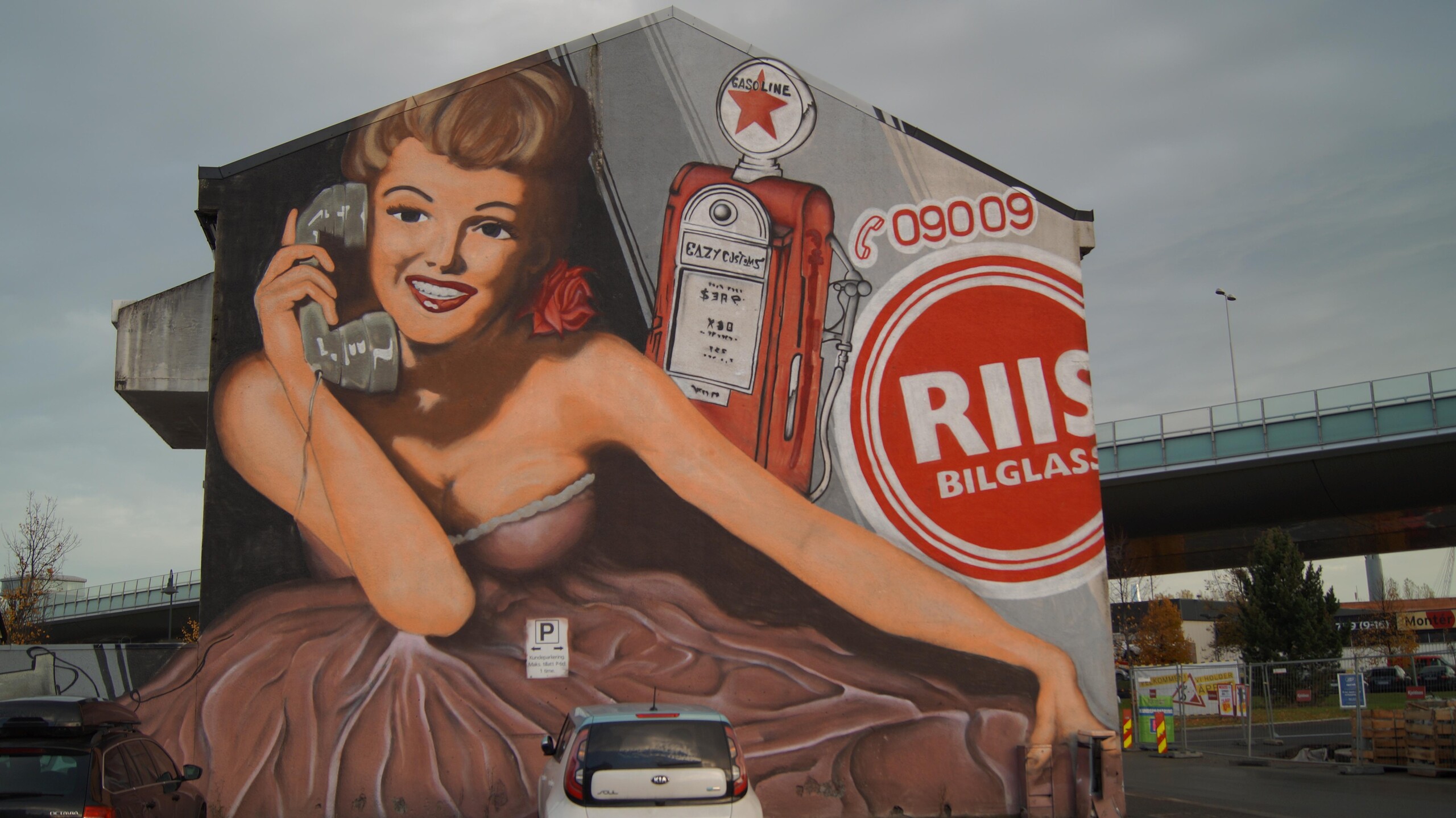 Piękne kobiety przedstawiane w konwencji retro to częsty motyw w pracach artysty z Drammen.