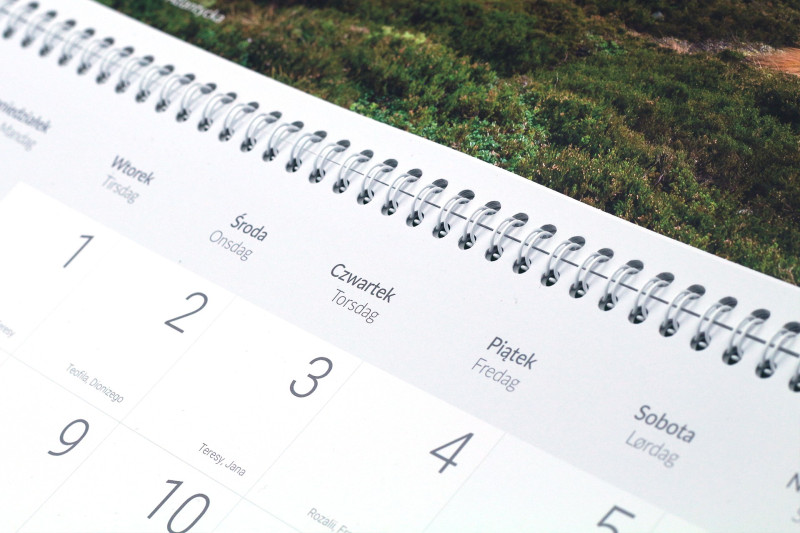 Kalendarz zrobiony jest z dwustronnie powlekanego papieru wysokiej jakości. 