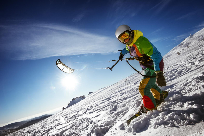 Kite skiing znane też jako snowkiting