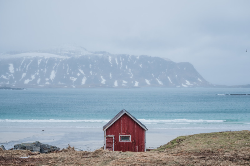 Białe, piaszczyste plaże, góry nad samym morzem, spokojne i malownicze rybackie osady – to wszystko mają do zaoferowania Lofoty, przez wielu uważane za jedne z najpiękniejszych wysp na świecie.