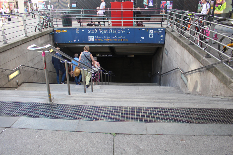 Zejście do metra (T-bane) w Oslo.