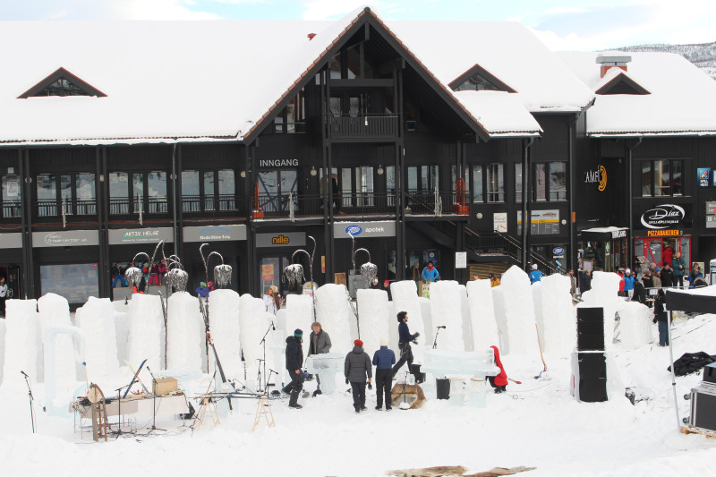 Scena, nę na której odbywała się większość koncertów, zbudowano ze śniegu