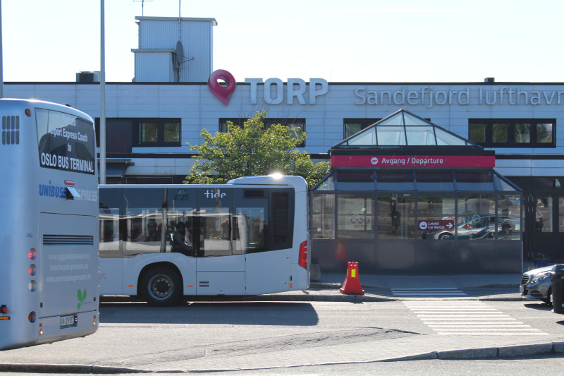 Busy dostosowują się czasowo do przylotów na lotnisko Torp.