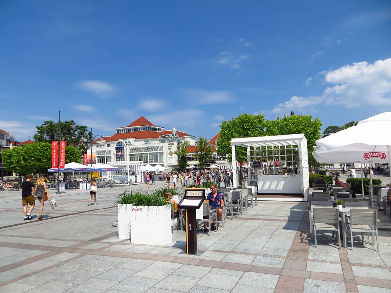 Plac Przyjaciół Sopotu zdobią nowoczesne budynki i estetyczne ogródki.