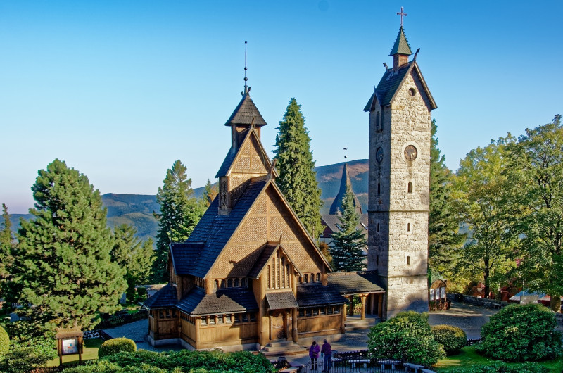 Do znanych zabytkowych obiektów sakralnych typowych dla Norwegii należą kościoły klepkowe.