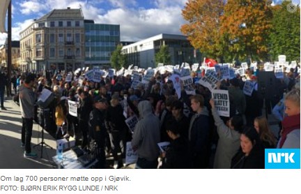 Ok. 700 osób zgromadziło się pod sceną w Gjøvik.
