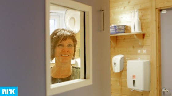 Przykład drzwi z okienkiem w toalecie jednego z przedszkoli w Bergen.