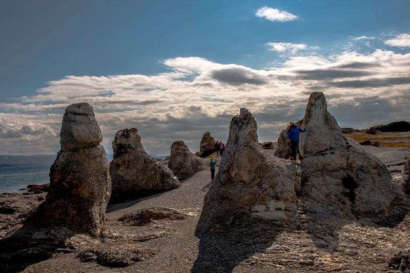 Turyści uwielbiają robić sobie zdjęcia z zamienionymi w kamień trollami.