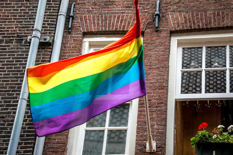 W wielu krajach wciąż istnieją bardziej postępowe przepisy prawne niż pięć lat temu, ale w zbyt wielu miejscach wciąż trzeba czekać, aż te przepisy przełożą się na rzeczywistą zmianę w doświadczeniach osób LGBTI.